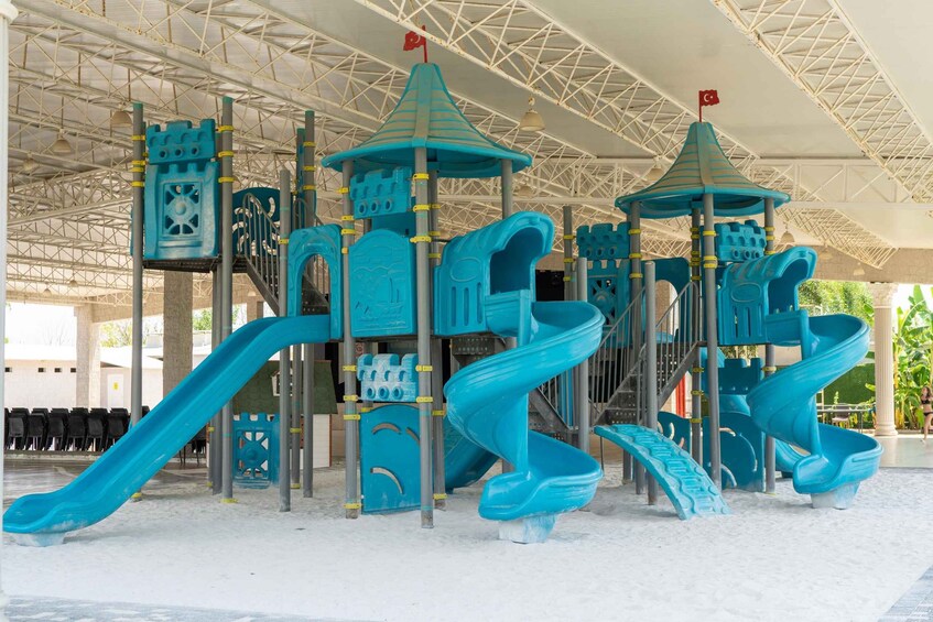 Un parque infantil con toboganes y estructuras para escalar. 3
