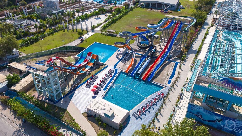 Un parque acuático con varias toboganes y una piscina. 5