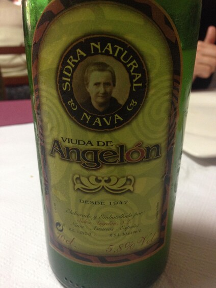 A bottle of Sidra Natural & NAVA Angelón with a vintage label. 5