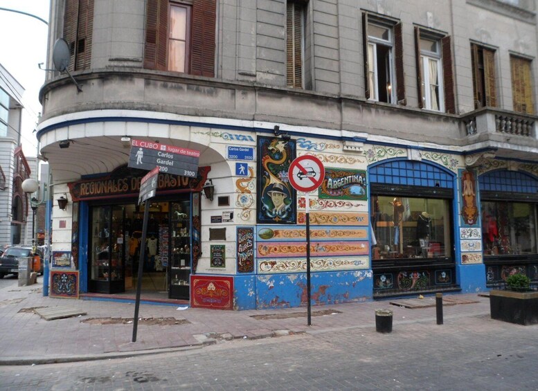 A colorful building with a sign for 'EL CUBO' and a 'no parking' sign. 1