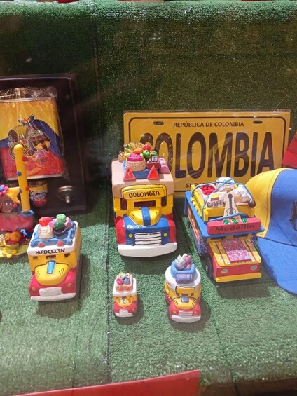 A display of colorful Colombian-themed toys and a sign reading 'República de Colombia.' 2
