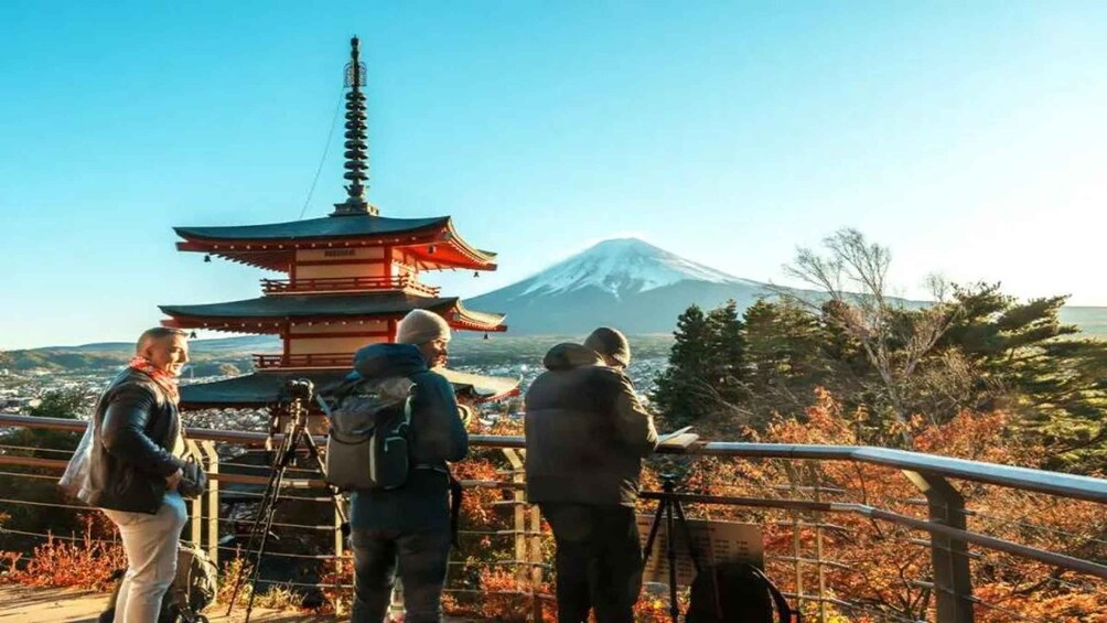 A pagoda, a tripod, and a mountain. 1