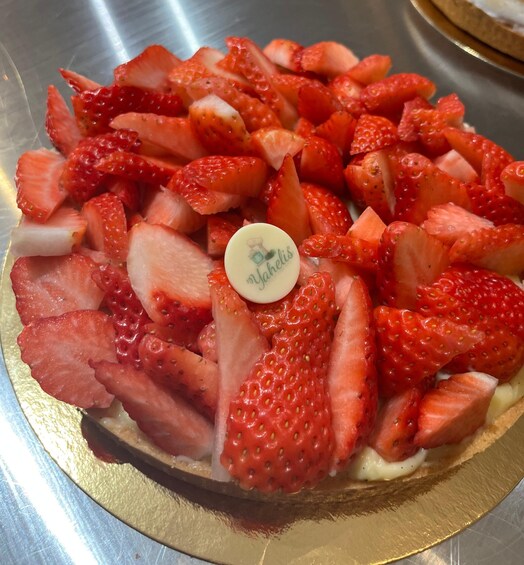 A plate of sliced strawberries with a label that reads 'Yakelis.' 3