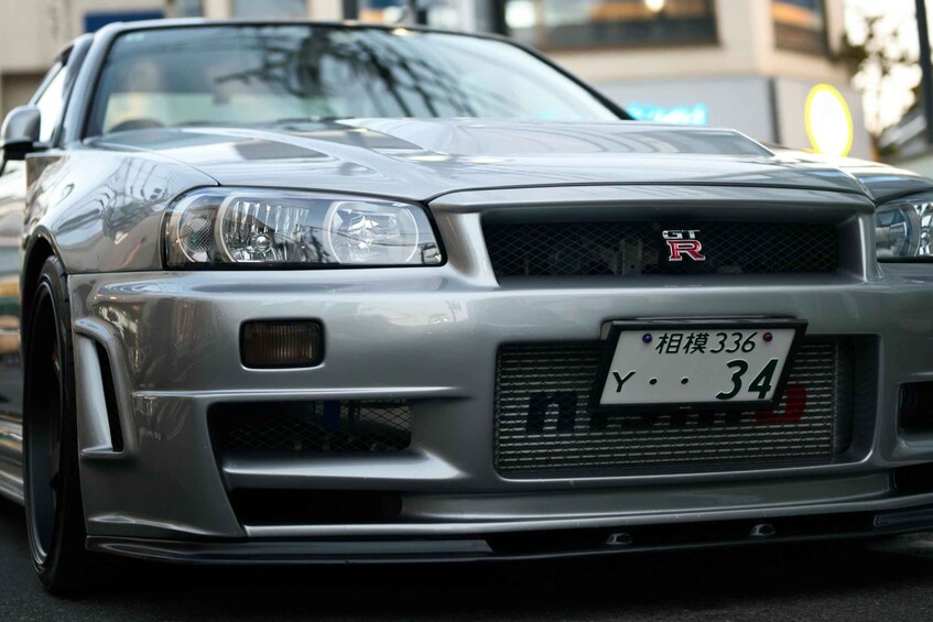 A silver sports car with a visible license plate reading '相模336' and 'Y-34'. 3