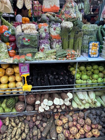 Une grande variété de légumes et de fruits est exposée sur un marché. 4