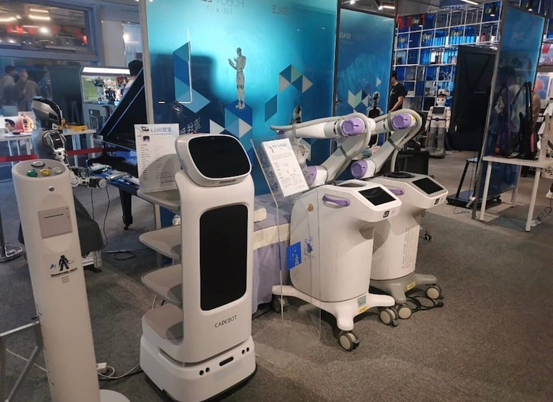 A medical device display with robotic arms and a humanoid figure. 1