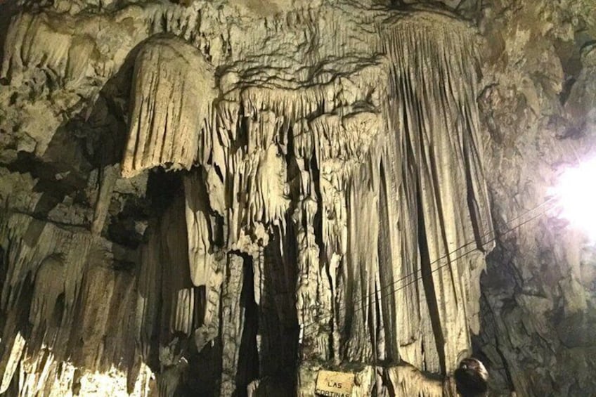 A cave with stalactites and a sign reading 'Las Caverna.' 2
