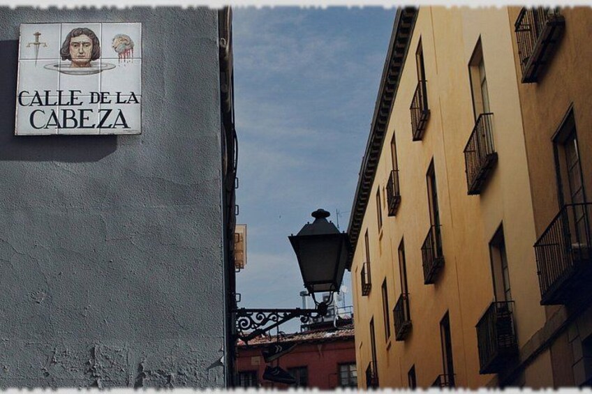 A street sign reading 'Calle de la Cabeza' and a street lamp. 3