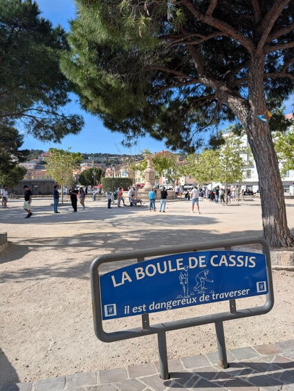 A sign indicating 'LA BOULE DE CASSIS' with a warning 'il est dangereux de traverser' and a pedestrian symbol. 1