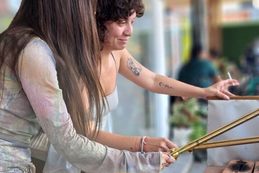 Una persona tocando un instrumento de cuerda al aire libre. 3