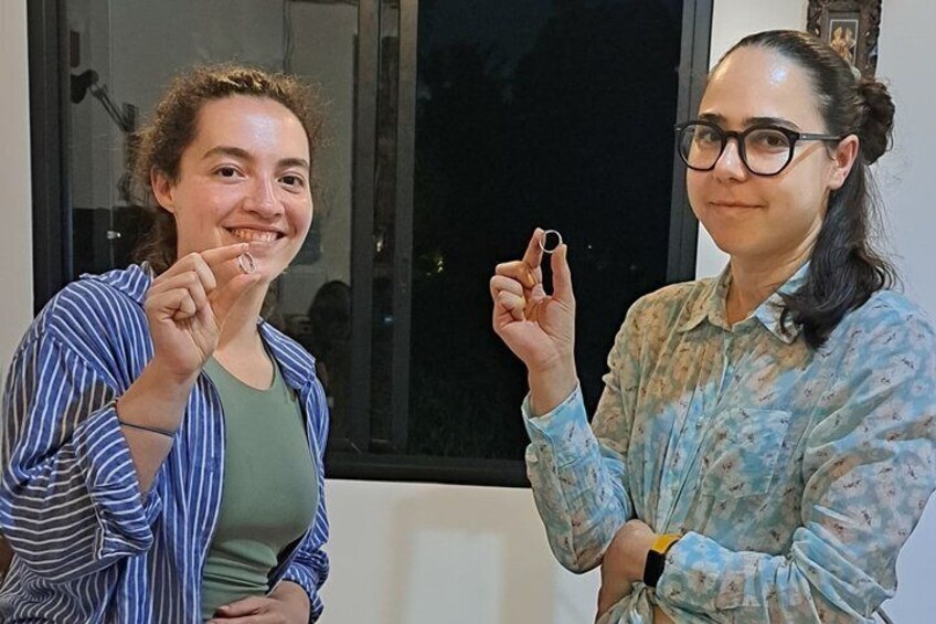 Dos personas sosteniendo objetos cerca de la boca. 2