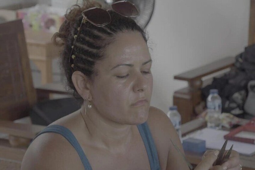 Una persona sentada a una mesa con una computadora portátil y una taza. 4