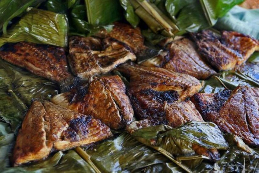 Grilled meat on banana leaves. 5
