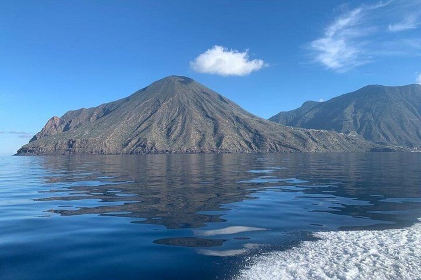 Boat Rentals and Private Tours to the Aeolian Islands with Tender 4