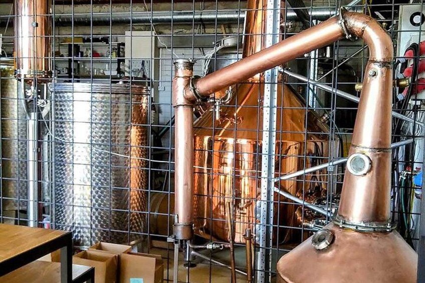 Un appareil de distillation en cuivre, installé dans un laboratoire. 3