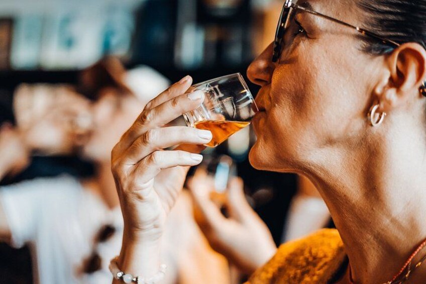 Une personne tenant un verre contenant une boisson. 4
