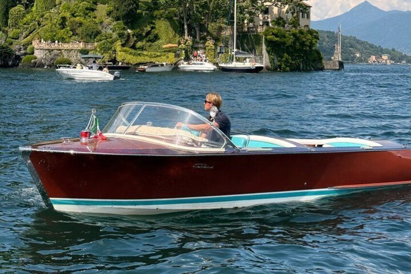 Wooden boat tour on Lake Como with Italian aperitif 1