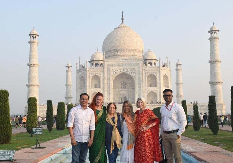 A group of people in front of the Taj Mahal. 2