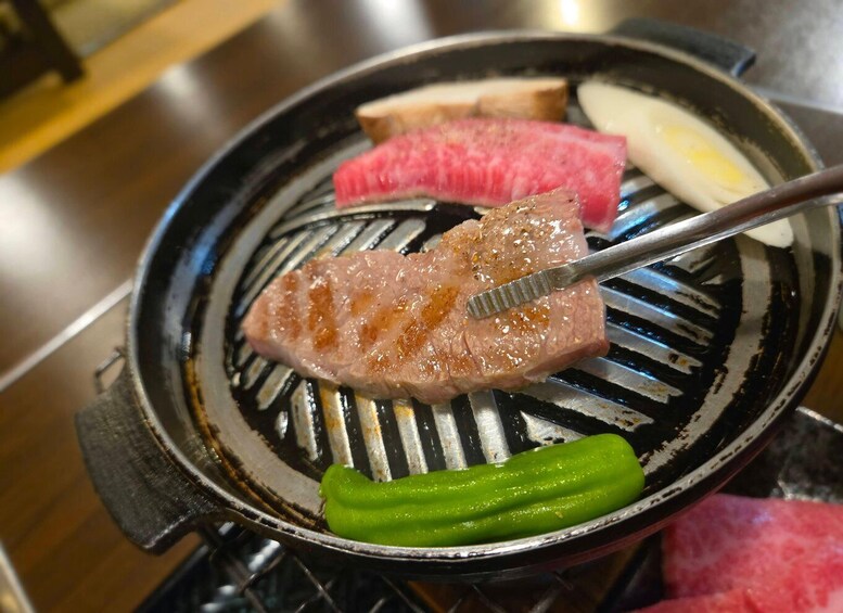 En grill med skivor av kött och grönsaker. 1