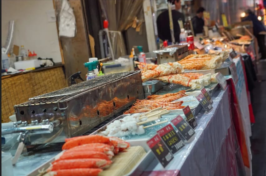 Merellinen herkkupöytä, jossa on esillä erilaisia äyriäisiä ja mereneläviä, kuten katkarapuja ja osterita. 3