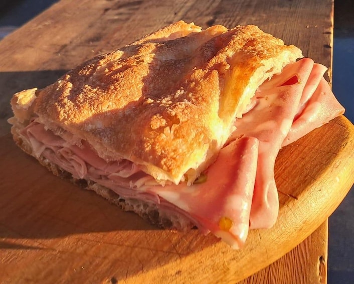 Un sándwich sobre una tabla de madera. 5