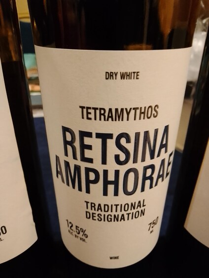 A bottle of Tetramythos Retzina Amphorae dry white wine with a traditional designation, 12.5% alcohol by volume, and a volume of 750 ml. 5