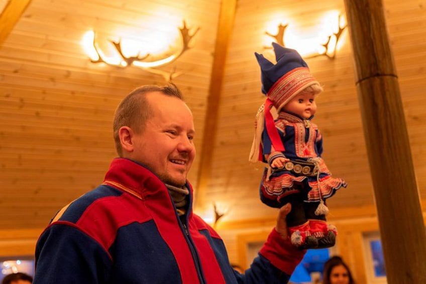Reindeer Feeding & Sámi Culture Experience in Autumn 4