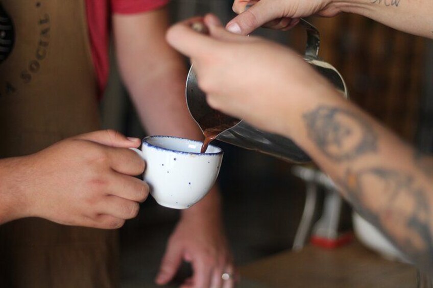 Une personne verse un liquide d’un récipient dans une tasse. 2