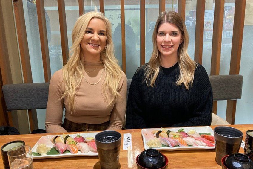 Deux personnes sont assises à une table devant un repas. 5