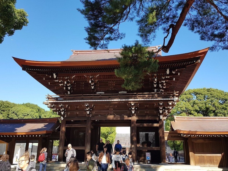 Perinteinen japanilainen torii-portti, jonka edessä on vierailijoita. 4