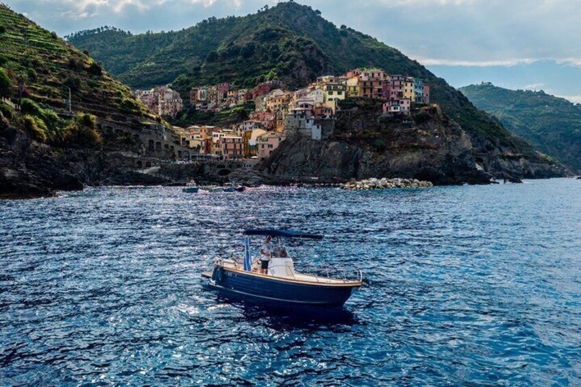 Private boat tour at sunset in Cinque Terre 2