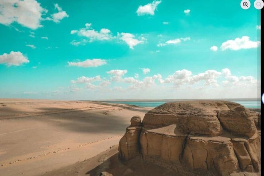 Un paysage désertique avec une formation rocheuse imposante et un ciel dégagé. 5