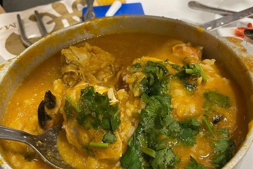 Un guiso de carne y verduras, adornado con hierbas. 5