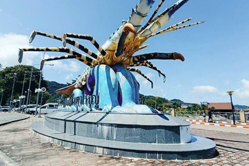 A large sculpture of a crab with multiple legs. 2