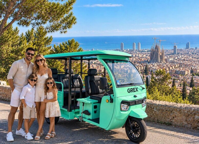Picture 15 for Activity Barcelona: Family-Friendly Tuk-Tuk Tour with Driver 2