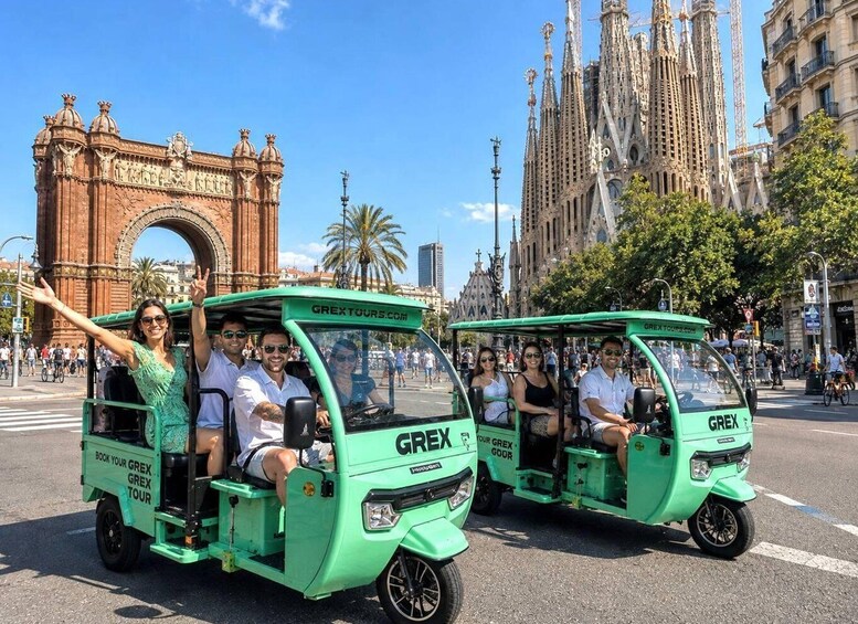 Picture 2 for Activity Barcelona: Family-Friendly Tuk-Tuk Tour with Driver 2