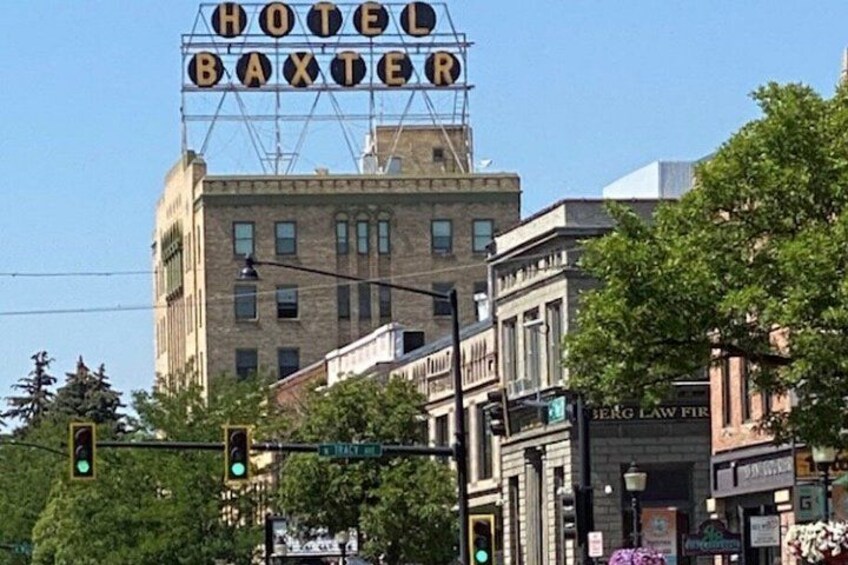 A street scene with a building labeled 'HOTEL BAXTER' and a traffic light. 2