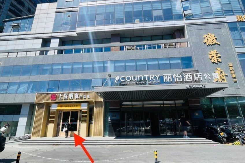 A modern building with a sign for 'COUNTRY' and '丽怡酒店公寓' indicating a hotel and apartment complex. 5