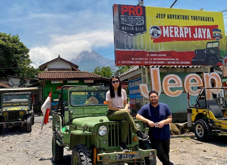 En skylt med texten ”Jeep Adventure Yogyakarta”, ett grönt militärfordon och logotypen för Jeep Merapi Jaya. 4