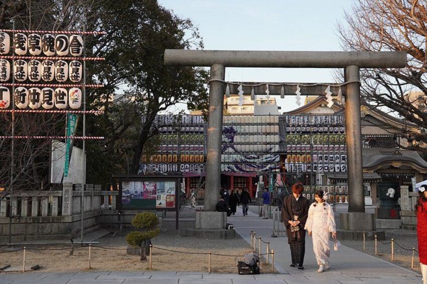 Tokyo: Asakusa Guided Luxury Kimono & Street Food Walking Tour 3