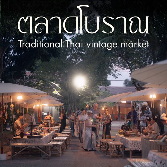 Een traditionele Thaise vintage markt 's nachts, met kraampjes en mensen. 3