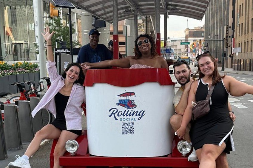 Un grupo de personas posando junto a un camión de helados grande con el rótulo 'Rolling Social'. 4