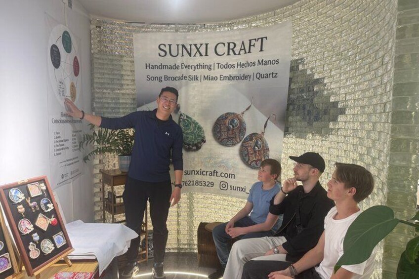 A person presenting in front of a banner with the text 'SUNXI CRAFT' and a website address. 1