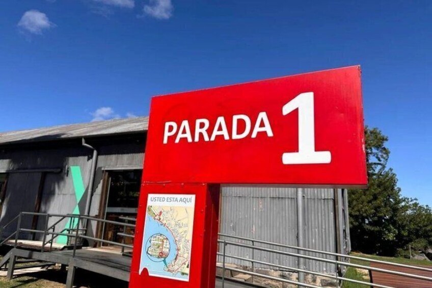A red sign with 'PARADA 1' and a map. 1