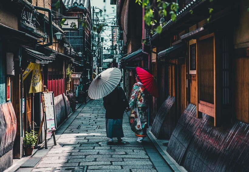 Picture 2 for Activity Kyoto Night Tour: Samurai, Secrets & Gion Dark History 5