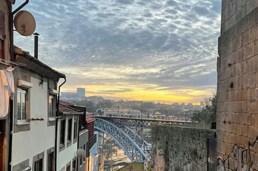 Un puente, edificios y un cielo al atardecer. 3
