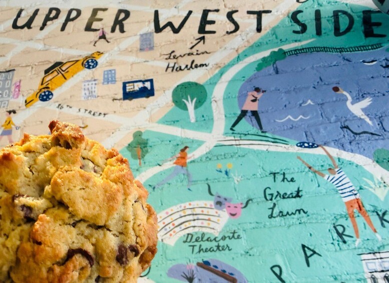 Una mappa con l'etichetta 'Upper West Side' e 'The Great Lawn', un biscotto e un'illustrazione di un taxi giallo. 5