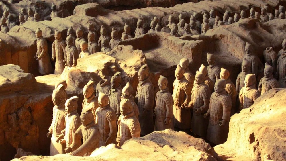 Terracotta soldiers in a row, standing in formation. 1