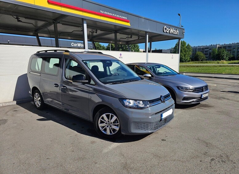 Kaksi harmaata Volkswagen-pakettiautoa oli pysäköitynä autopesulan yhteydessä olevalle huoltoasemalle. 3
