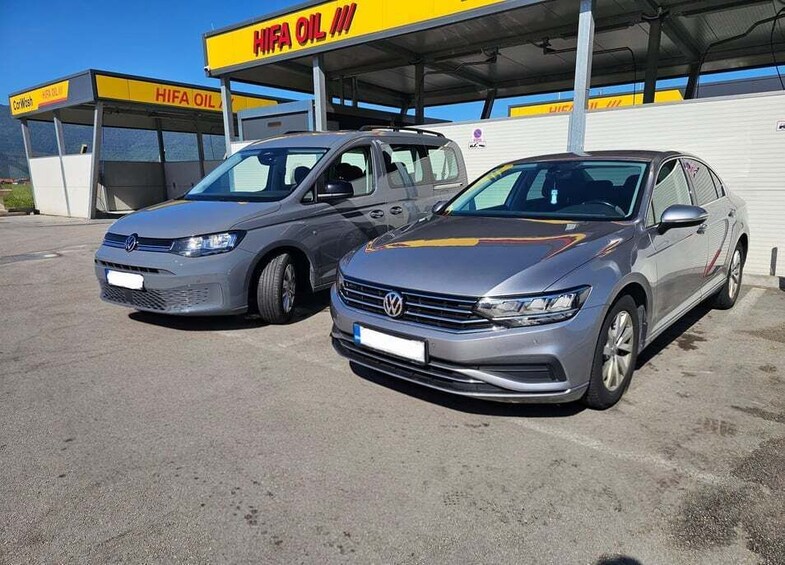 Kaksi autoa oli pysäköitynä HIFA OIL -huoltoasemalle, ja taustalla näkyi kirkas taivas. 4